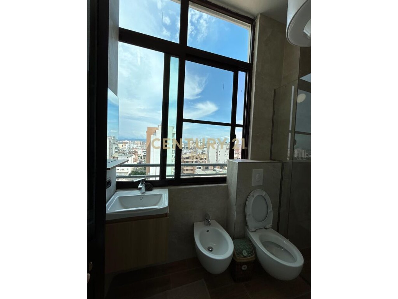 JEPET ME QERA PAPAFINGO 2+1+GARAZHD ,PRANE STADIUMIT !