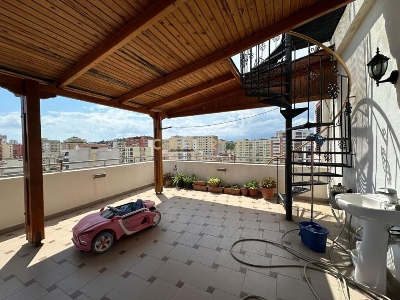 JEPET ME QERA PAPAFINGO 2+1+GARAZHD ,PRANE STADIUMIT !