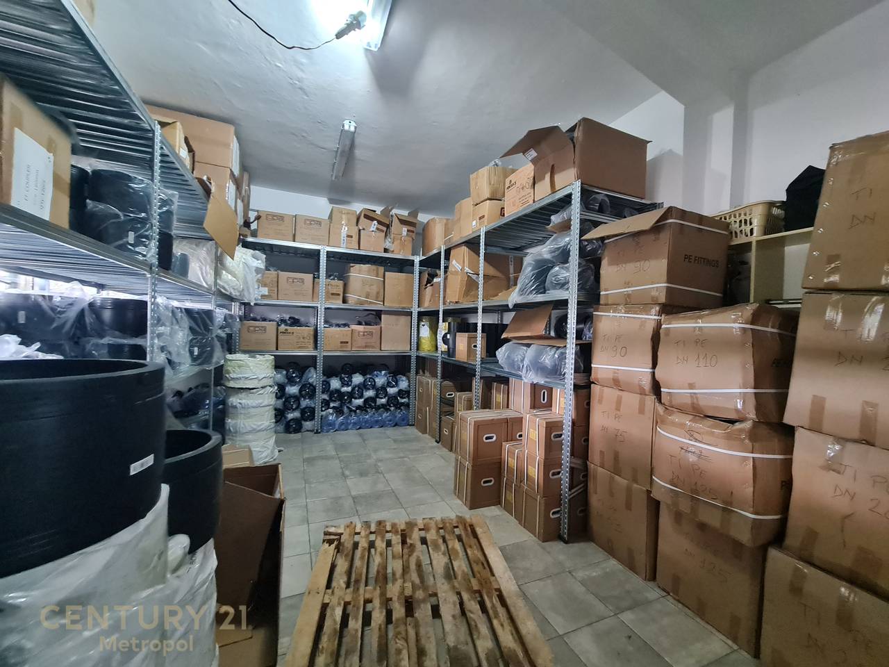 È UNO SPAZIO COMMERCIALE DI 432m, COMPLESSO NE ASTIR-BROTHERS!