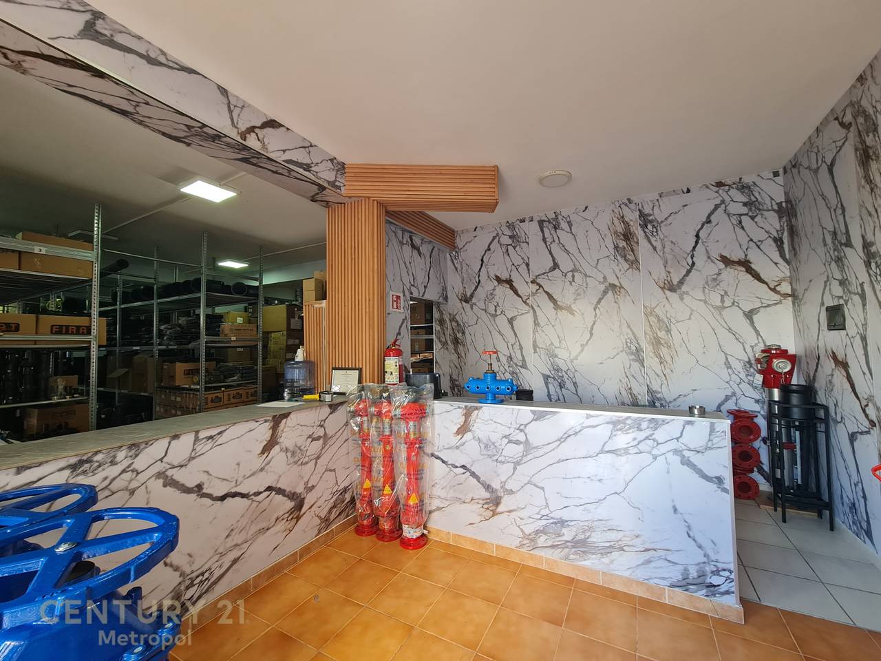 È UNO SPAZIO COMMERCIALE DI 432m, COMPLESSO NE ASTIR-BROTHERS!