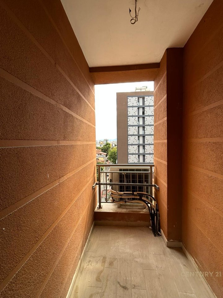 SHESIM 2+1 ME POST PARKIMI, SHKOLLA E KUQE.