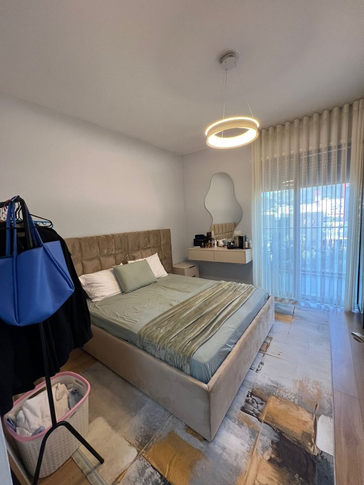 Shitet apartament 1+1 tek kompleksi 5D afer TV Klan