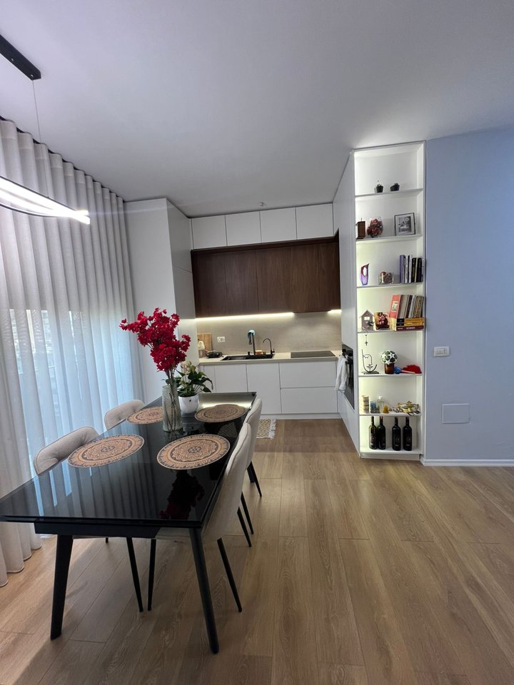 Shitet apartament 1+1 tek kompleksi 5D afer TV Klan