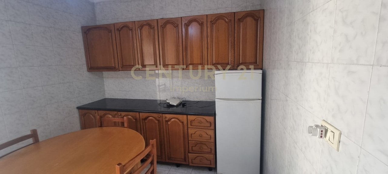 Apartament 2+1 me kuzhinë të veçuar dhe 2 ballkone për QIRA – Laprakë, Tiranë