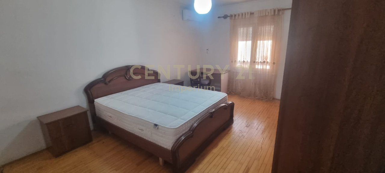 Apartament 2+1 me kuzhinë të veçuar dhe 2 ballkone për QIRA – Laprakë, Tiranë