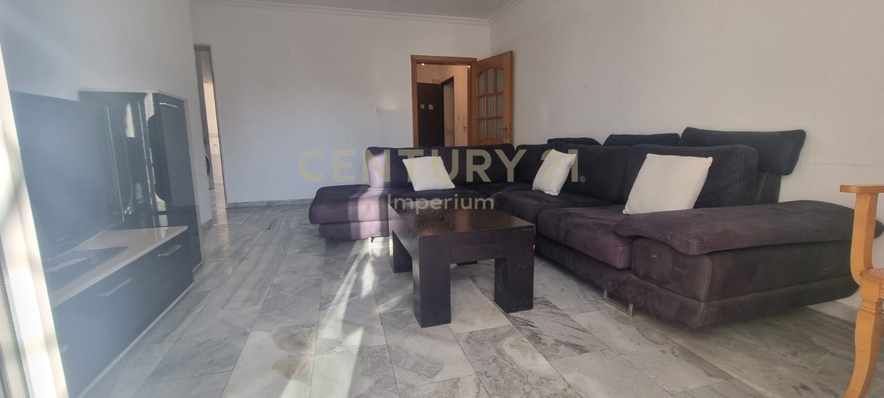 Apartament 2+1 me kuzhinë të veçuar dhe 2 ballkone për QIRA – Laprakë, Tiranë