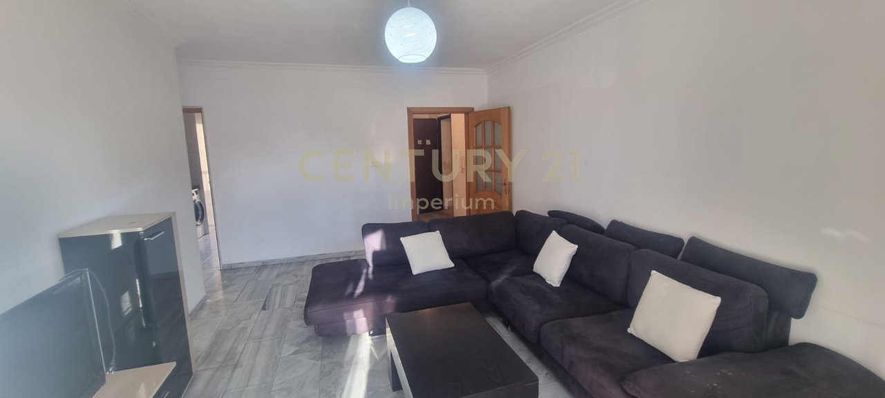 Apartament 2+1 me kuzhinë të veçuar dhe 2 ballkone për QIRA – Laprakë, Tiranë