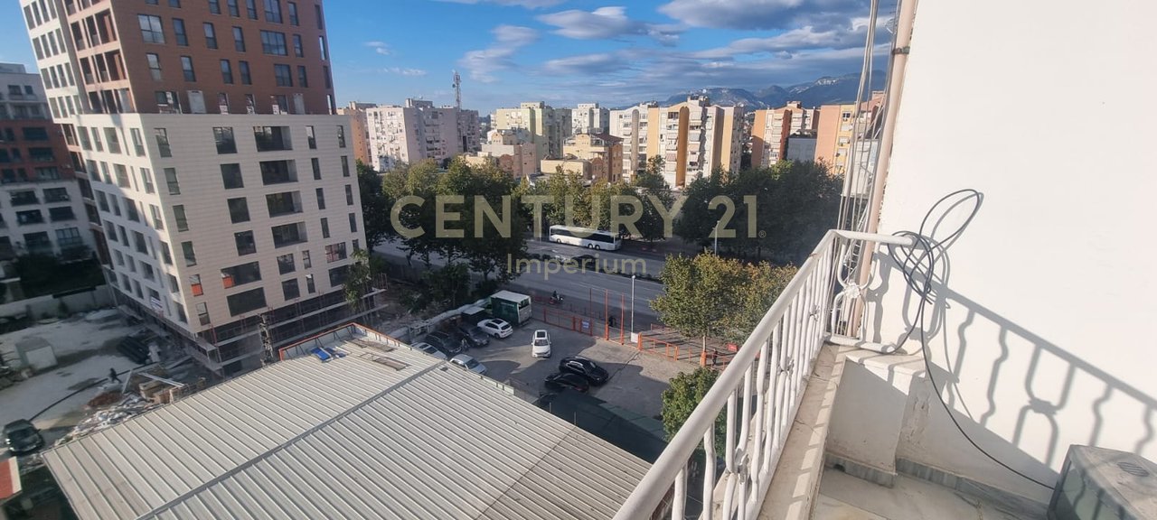 Apartament 2+1 me kuzhinë të veçuar dhe 2 ballkone për QIRA – Laprakë, Tiranë