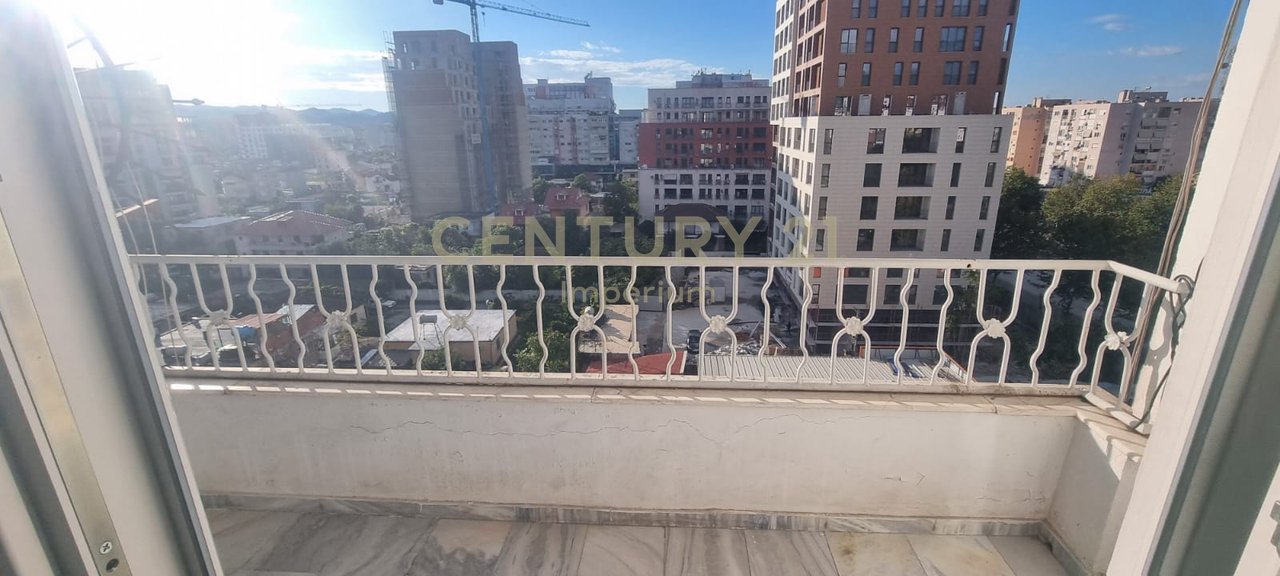 Apartament 2+1 me kuzhinë të veçuar dhe 2 ballkone për QIRA – Laprakë, Tiranë