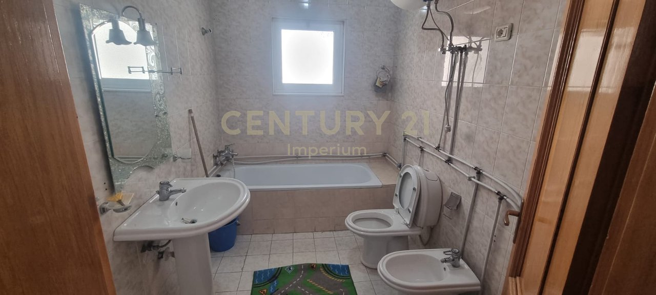 Apartament 2+1 me kuzhinë të veçuar dhe 2 ballkone për QIRA – Laprakë, Tiranë