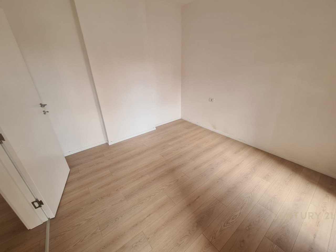 APARTAMENT 2+1 TEK SHKOLLA E KUQE!