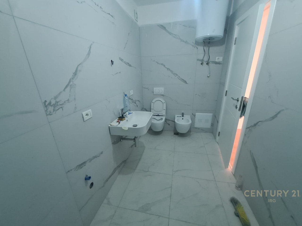 APARTAMENT 2+1 TEK SHKOLLA E KUQE!