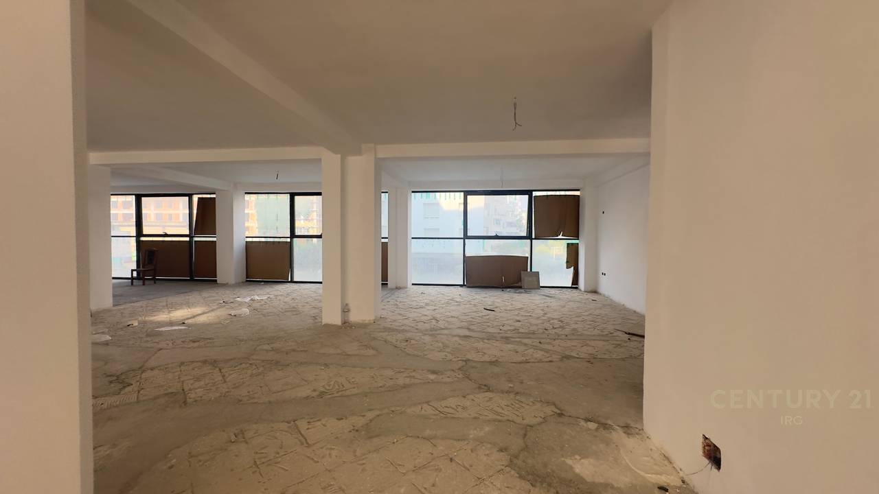 Locale Commerciale in Vendita a Ish Parku, Tirana - 850000€ | 395 m²