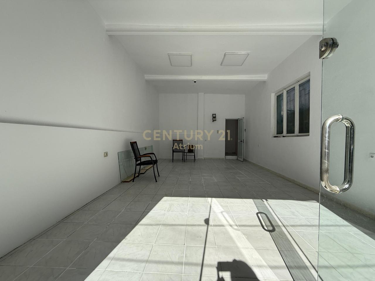 LOCALE COMMERCIALE IN AFFITTO VICINO ALLA STAZIONE DI POLIZIA N. 1!