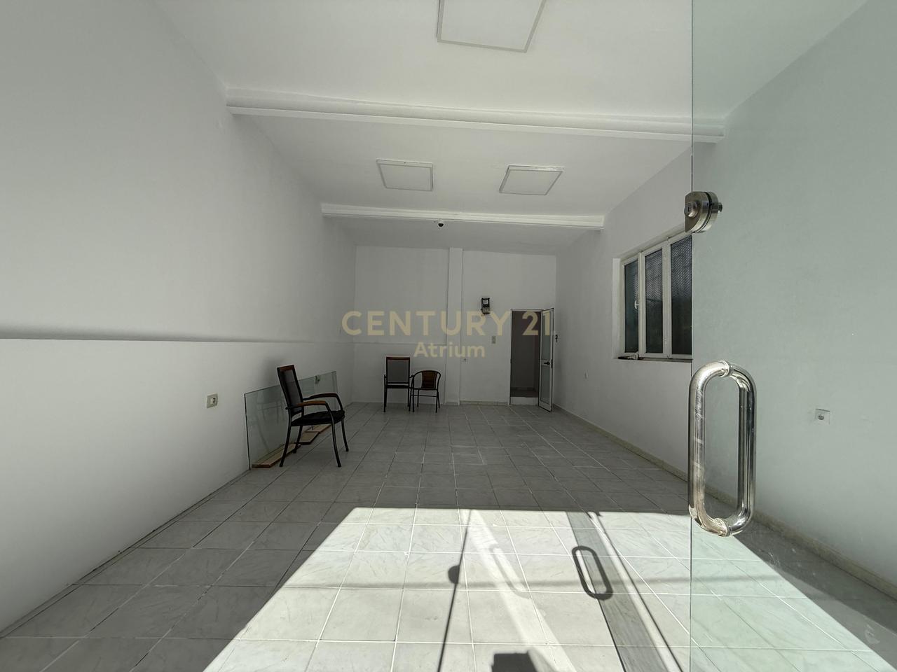 LOCALE COMMERCIALE IN AFFITTO VICINO ALLA STAZIONE DI POLIZIA N. 1!