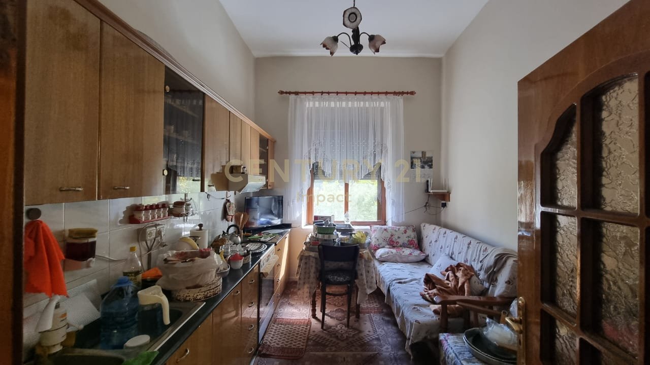 APARTAMENT 3+1 ME QIRA TEK SHALLVARET, TIRANË – 800 €/MUAJ