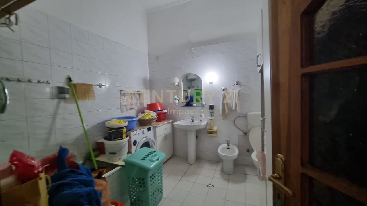 APARTAMENT 3+1 ME QIRA TEK SHALLVARET, TIRANË – 800 €/MUAJ