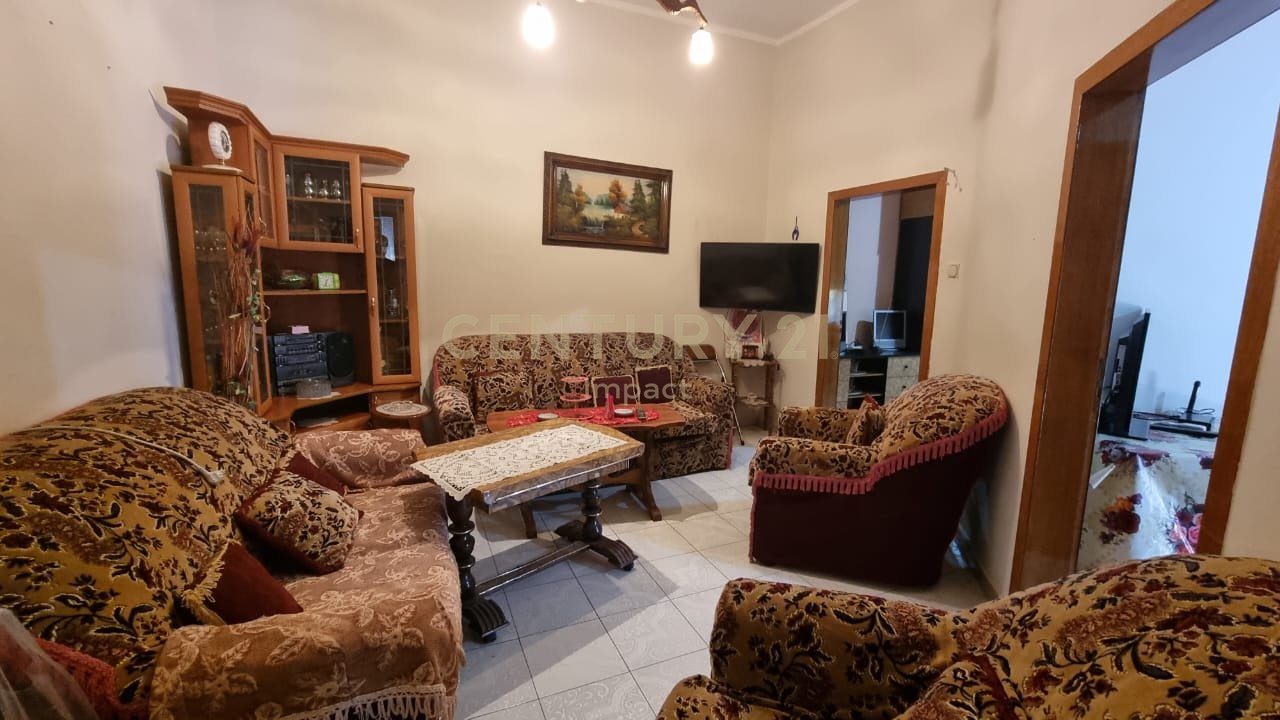 APARTAMENT 3+1 ME QIRA TEK SHALLVARET, TIRANË – 800 €/MUAJ