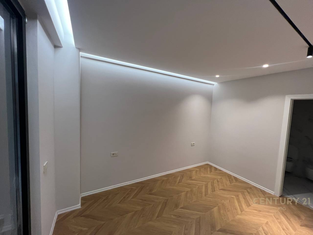 Ambient me qera per zyra tek Rr Mine Peza