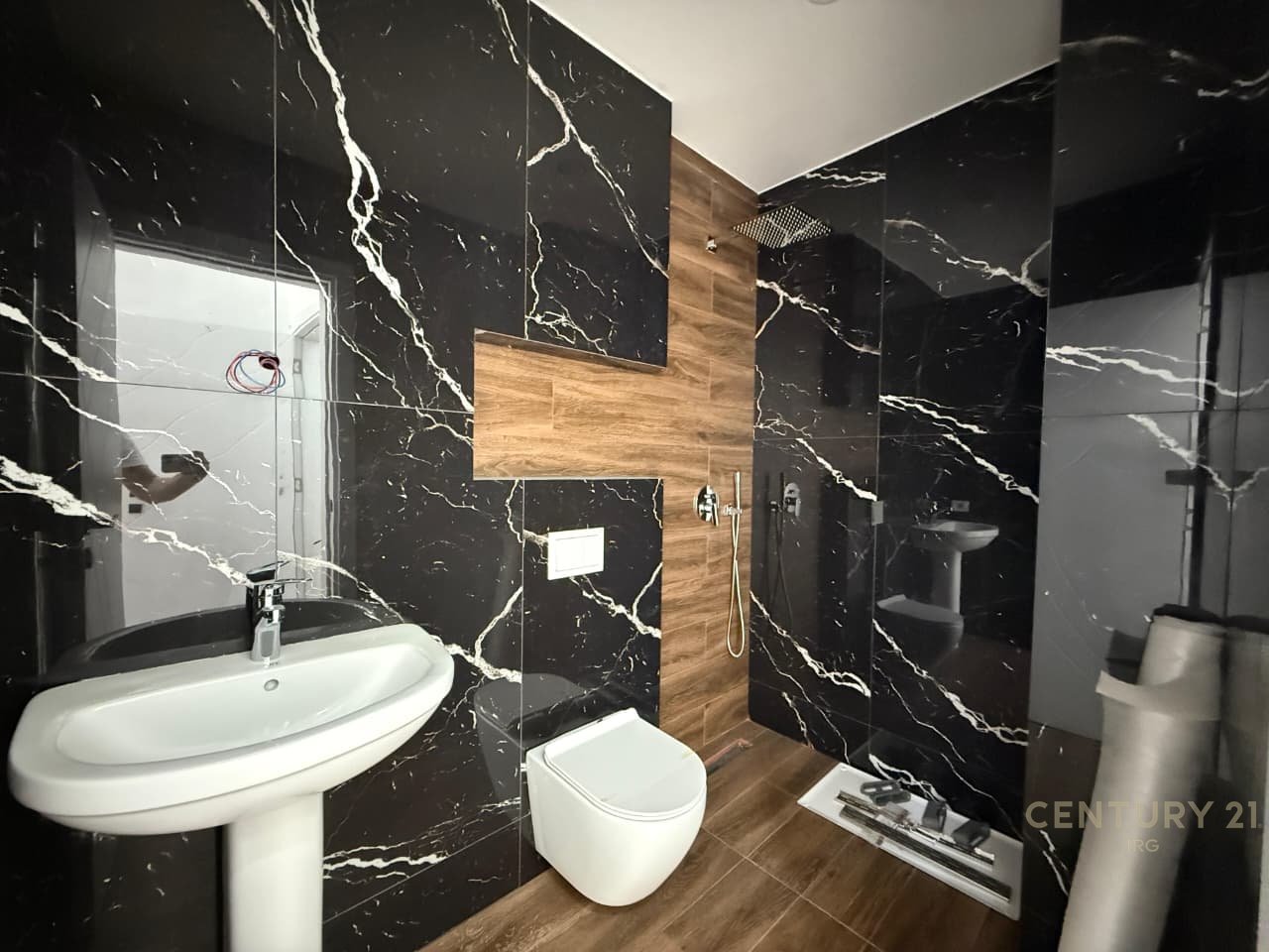 APARTAMENT 2+1+2 ME OBORR PRANE TEG  !