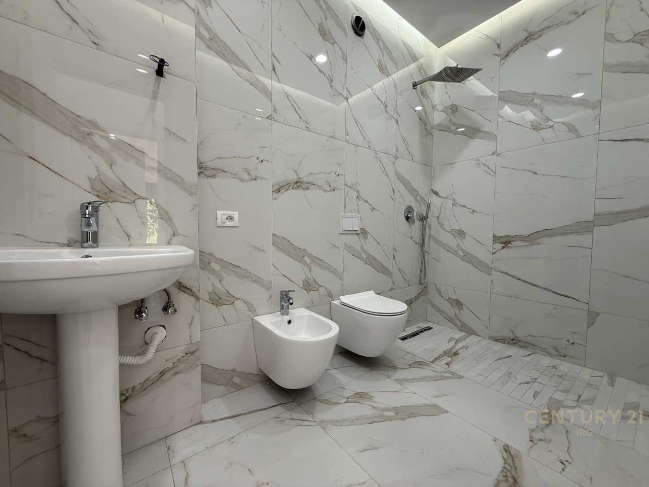 APARTAMENT 2+1+2 ME OBORR PRANE TEG  !