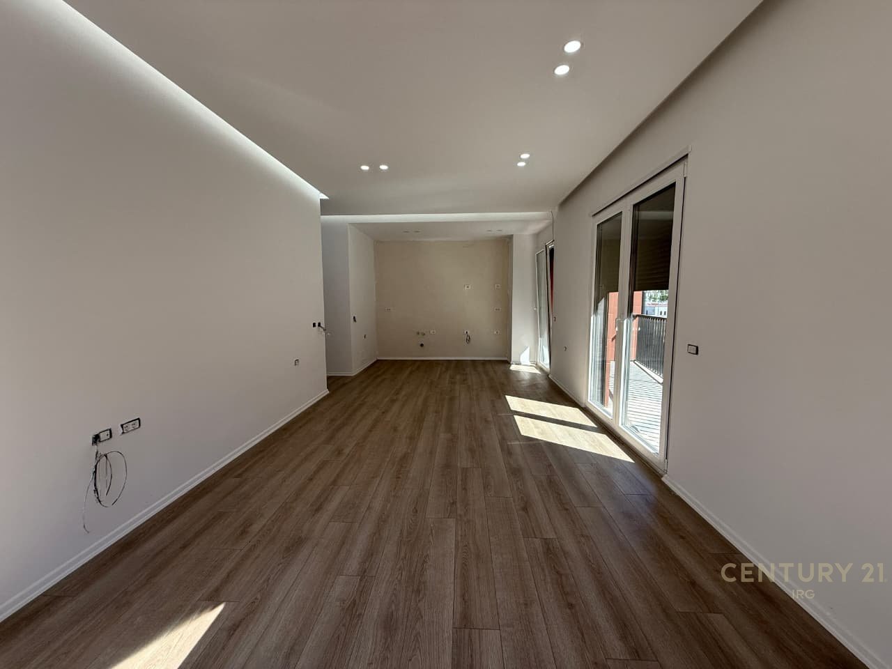 APARTAMENT 2+1+2 ME OBORR PRANE TEG  !