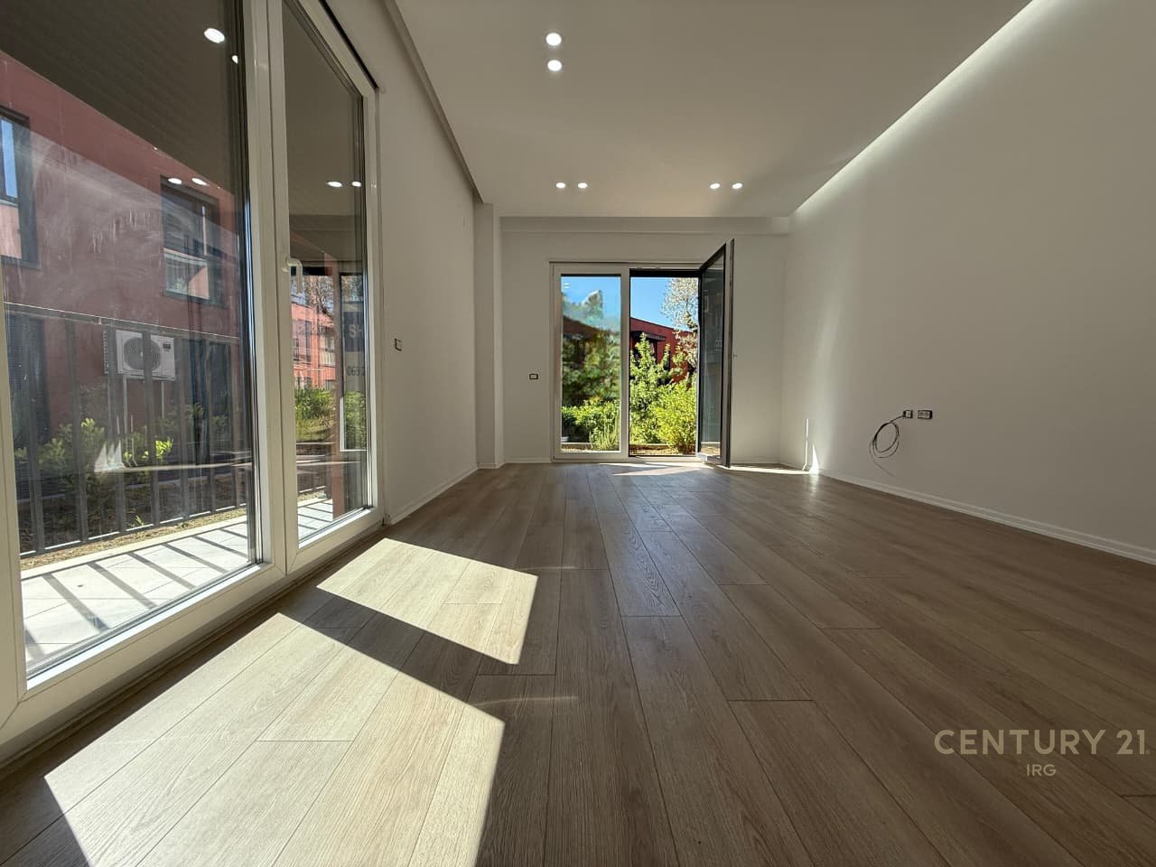 APARTAMENT 2+1+2 ME OBORR PRANE TEG  !