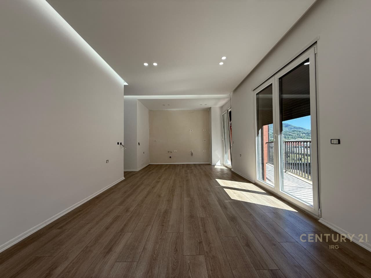 APARTAMENT 2+1+2 ME OBORR PRANE TEG  !