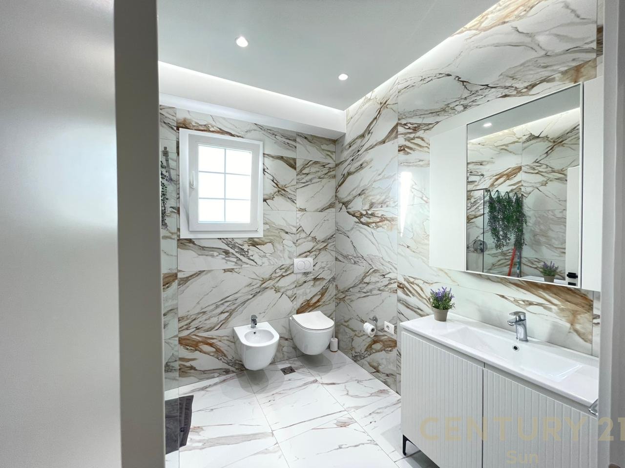 APARTAMENT 2+1 ME QIRA NE RRUGEN E DURRESIT!