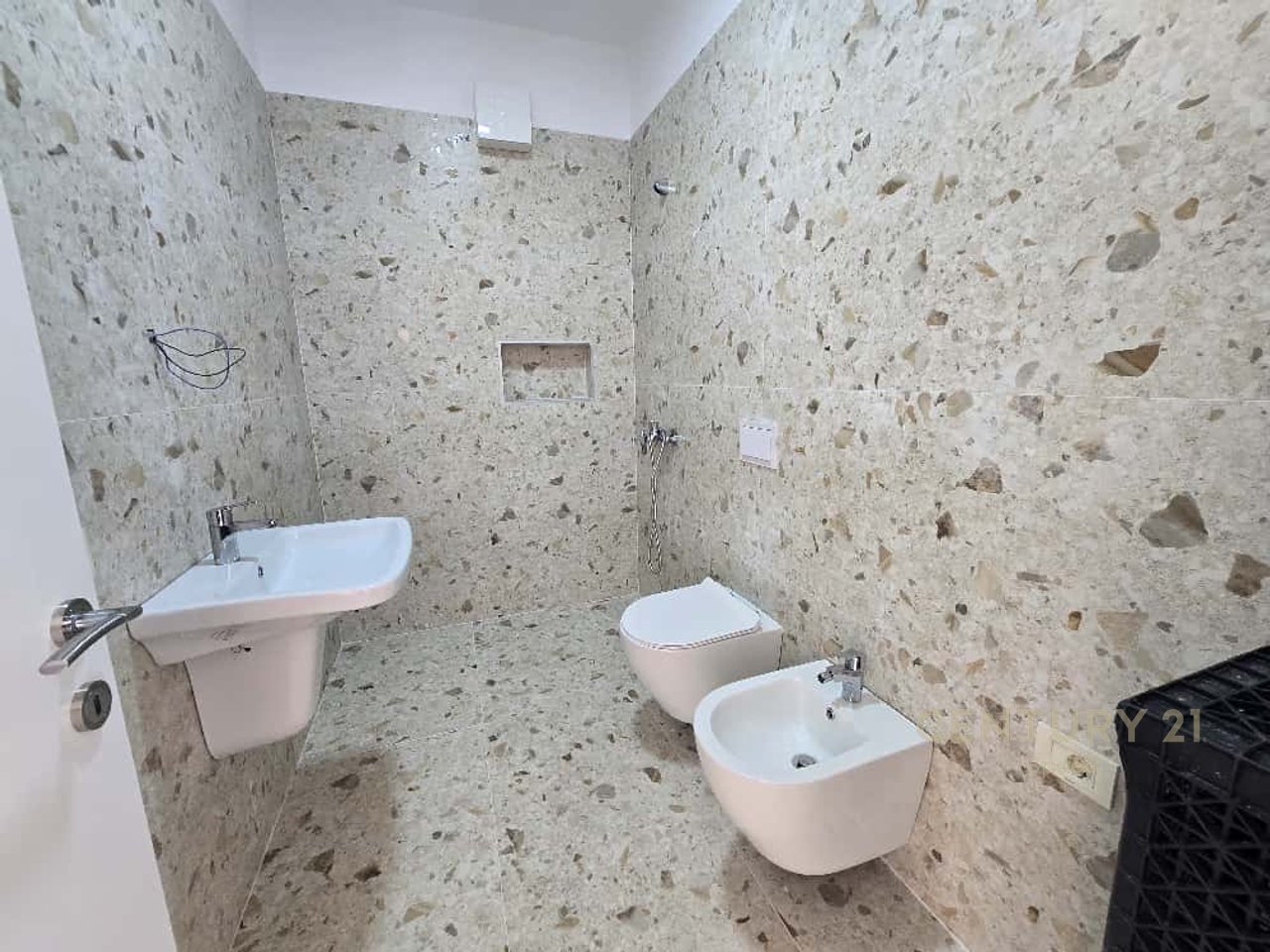 Mine Peza Residence – Spazio ufficio 1+1 in affitto!!