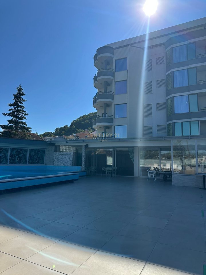 Hotel Lluksoz con 5 Camere e Piscina a Vaqarr – In Affitto