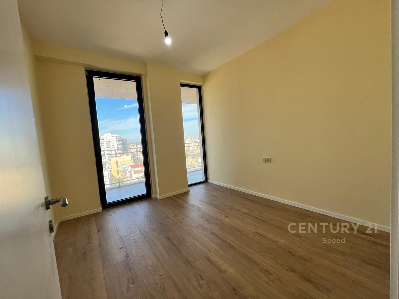 Apartament 2+1 me qira për zyra ne Rrugen Mine Peza!!