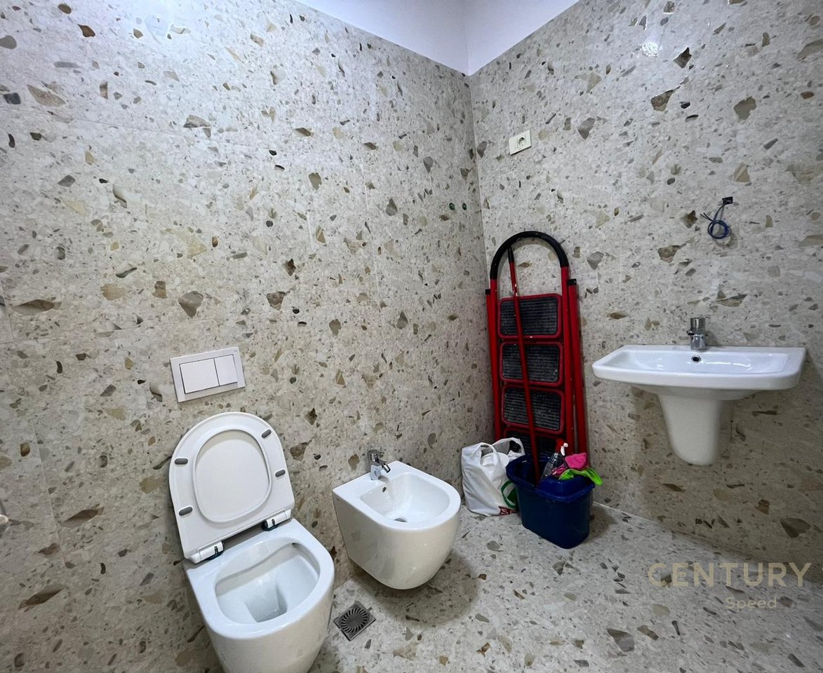 Apartament 2+1 me qira për zyra ne Rrugen Mine Peza!!