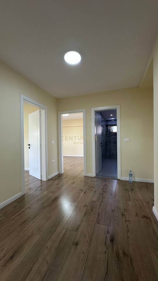 Office apartment for rent in Toptani!