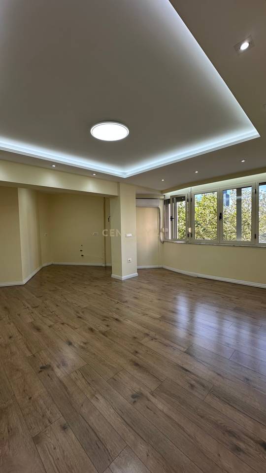 Office apartment for rent in Toptani!