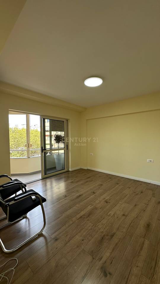 Office apartment for rent in Toptani!