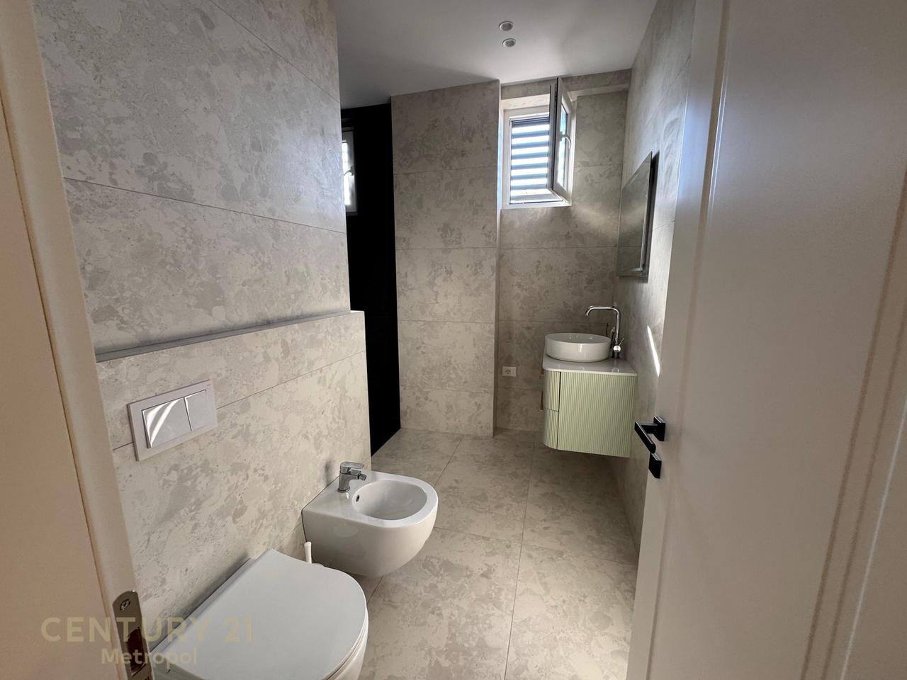 APARTAMENT LUKSOZ 2+1+2 PER QIRA, SHKOLLA E KUQE!