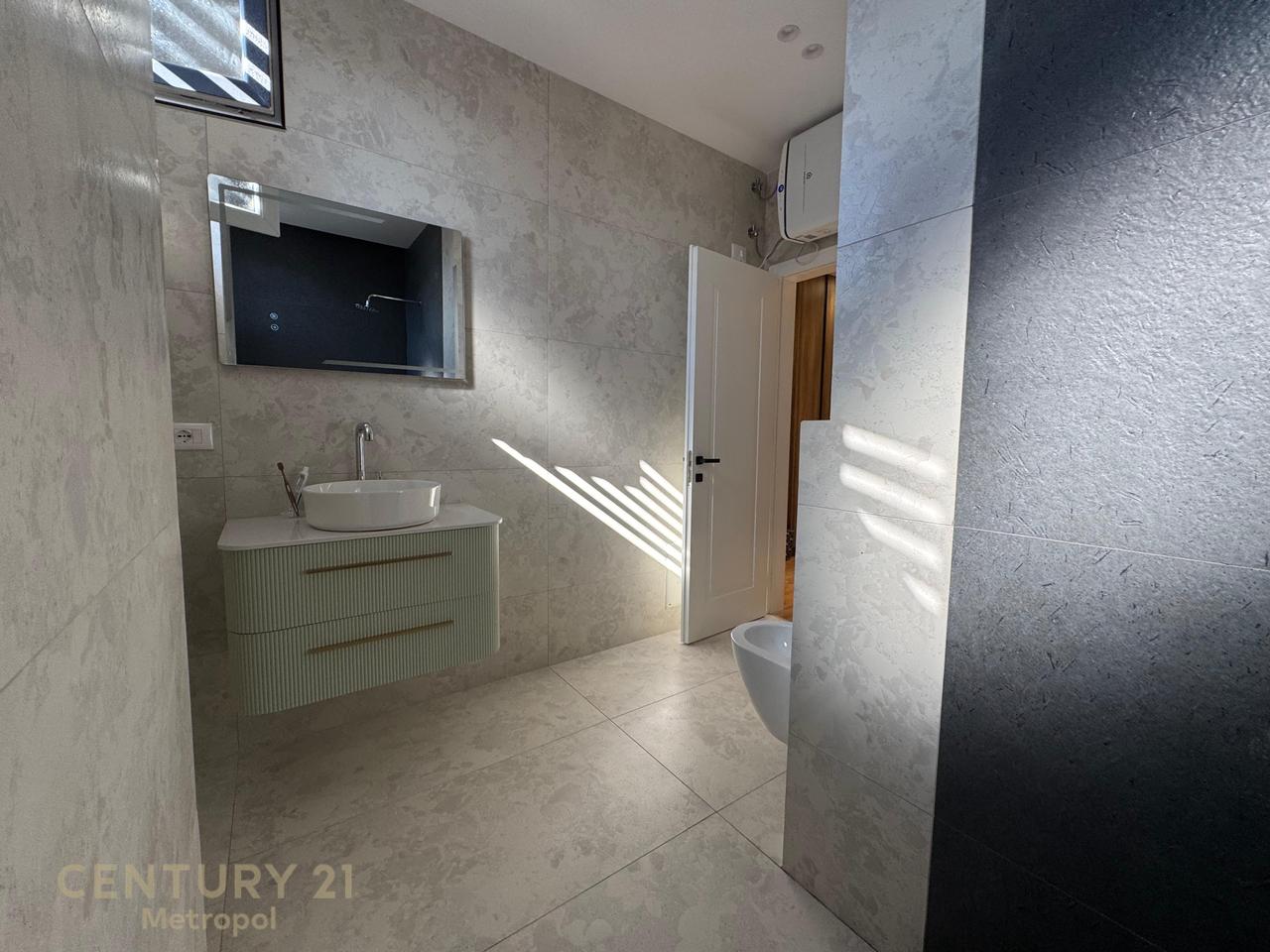 APARTAMENT LUKSOZ 2+1+2 PER QIRA, SHKOLLA E KUQE!