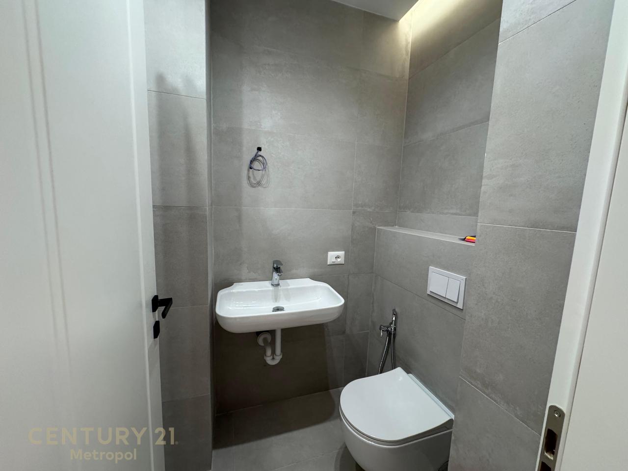 APARTAMENT LUKSOZ 2+1+2 PER QIRA, SHKOLLA E KUQE!