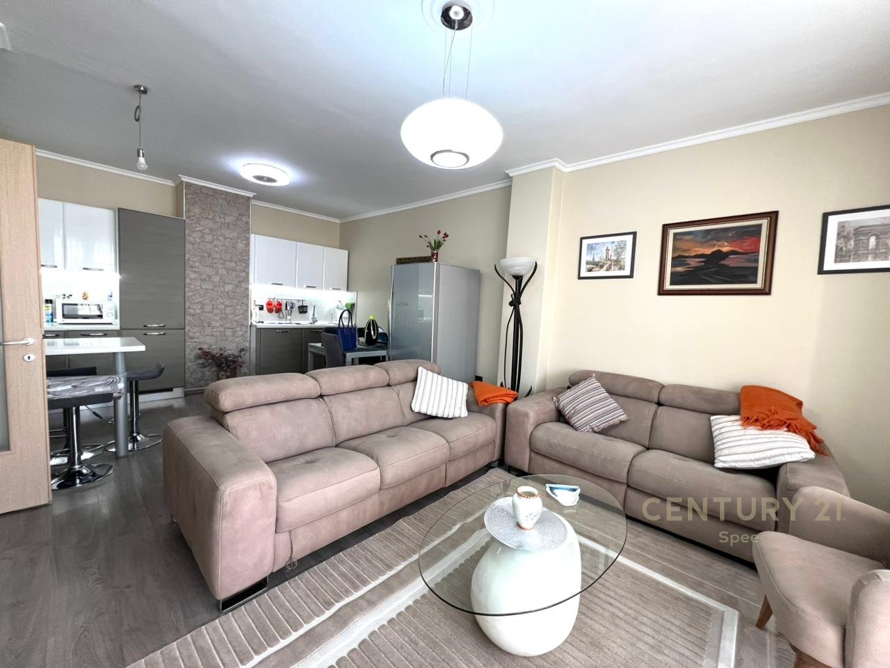 Ofrojme apartamet 3+1 me qira tek Hipoteka!