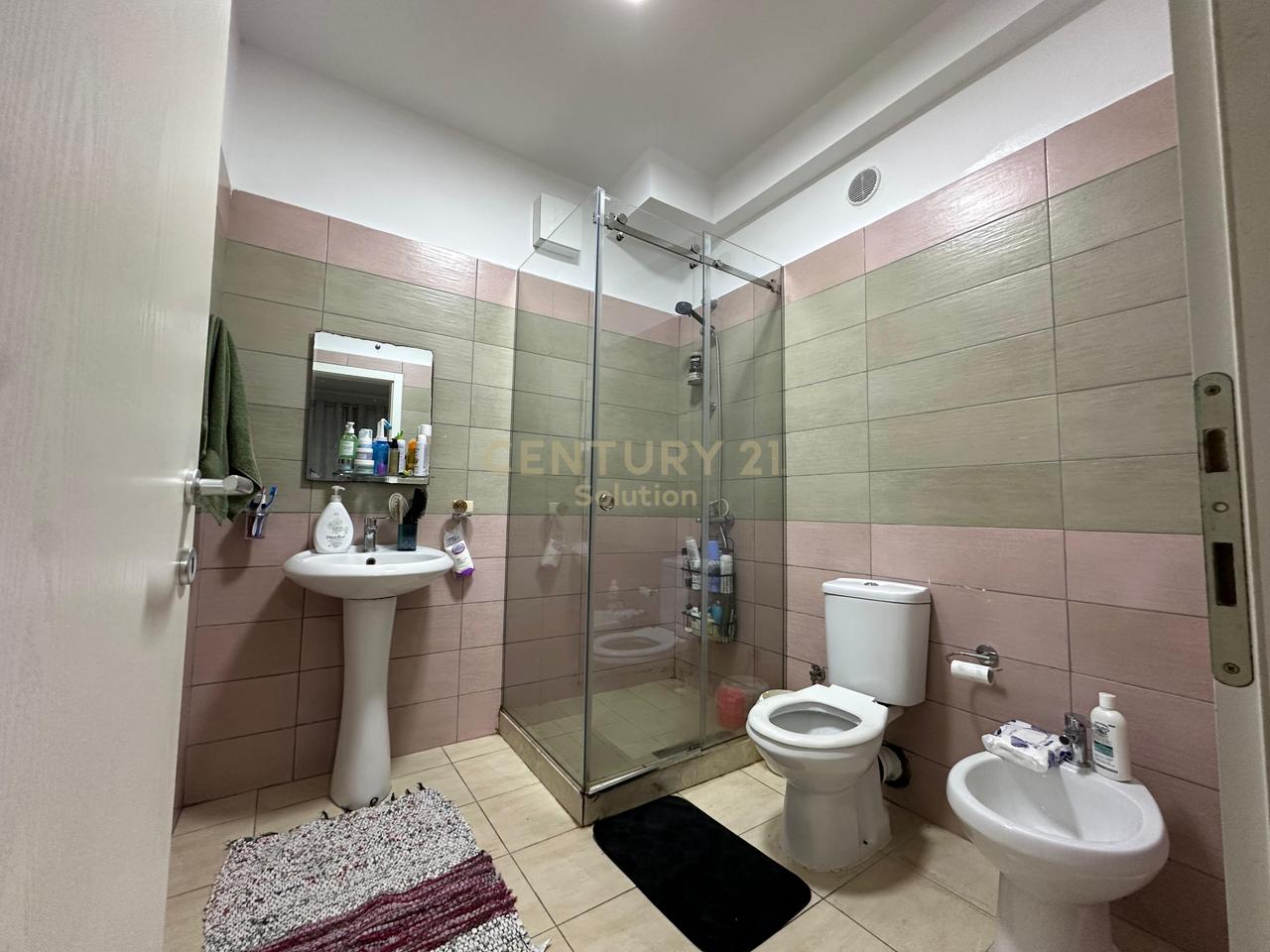 APARTAMENT 2+1+2 TUALETE + 2 BALLKONE PER QIRA!