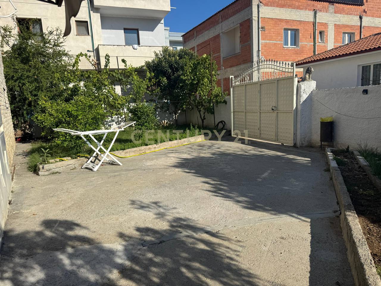 Vilë 3-Katëshe për Shitje në Babrru