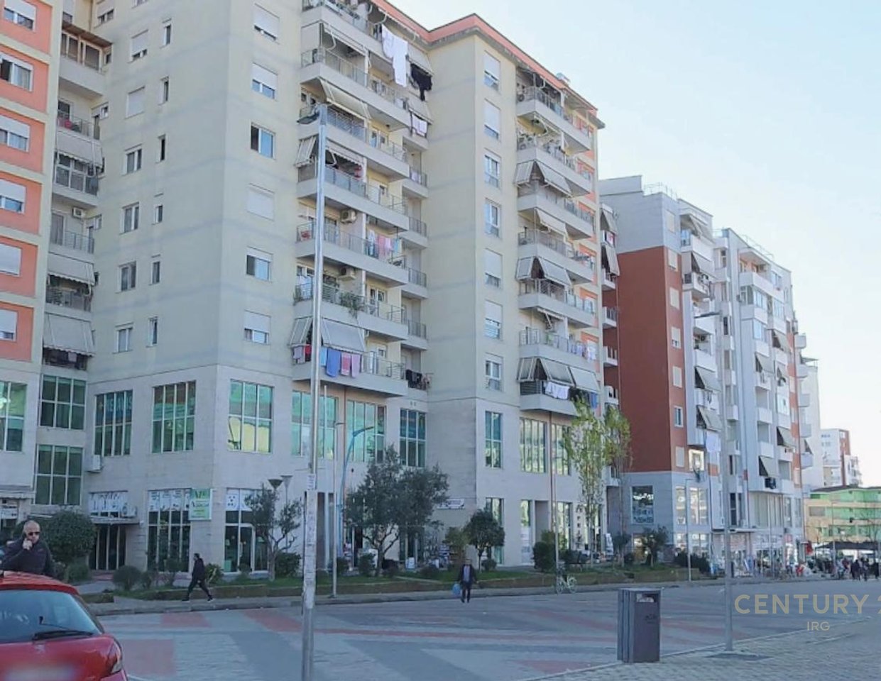 Shitet njësi komerciale në ish Tregun Elektrik, Tiranë.