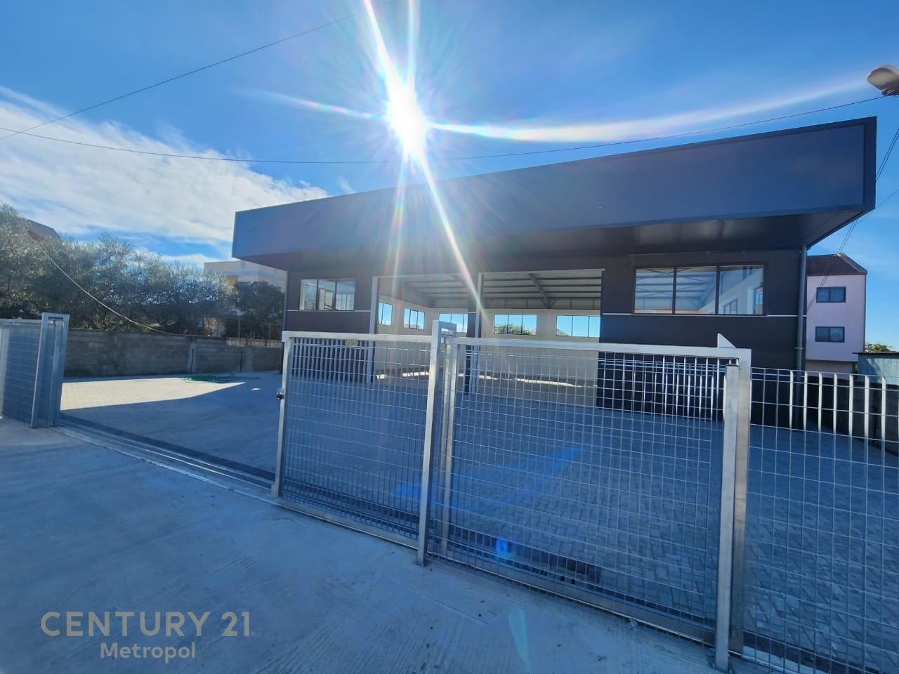 Kapanon me qira me siperfaqe 300 m2 Xhafzotaj!