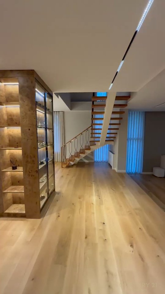 JEPET ME QERA VILË 2-KATËSHE ME PISHINË!