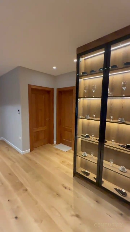 JEPET ME QERA VILË 2-KATËSHE ME PISHINË!