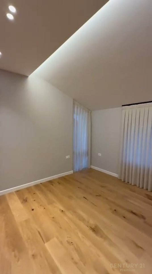 JEPET ME QERA VILË 2-KATËSHE ME PISHINË!