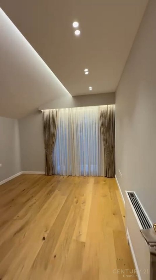 JEPET ME QERA VILË 2-KATËSHE ME PISHINË!