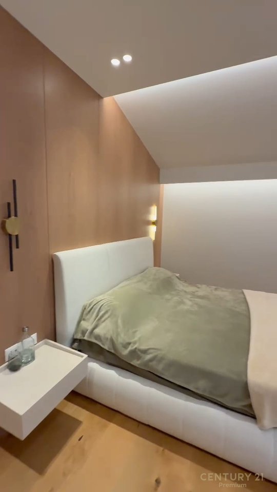 JEPET ME QERA VILË 2-KATËSHE ME PISHINË!