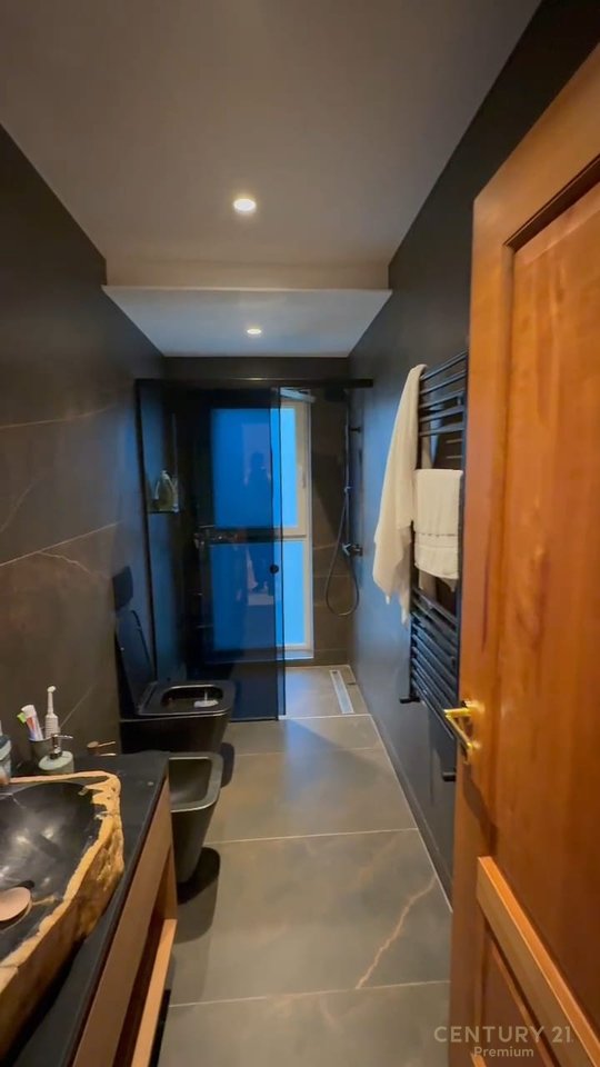 JEPET ME QERA VILË 2-KATËSHE ME PISHINË!